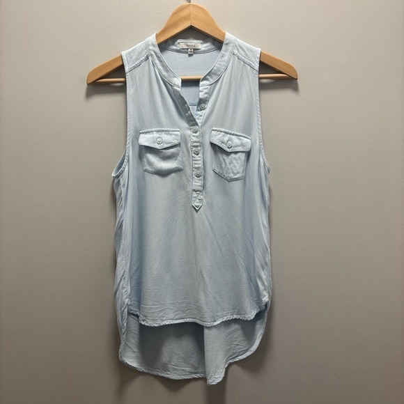 Aritzia TALULA Sleeveless Button Detail Shirt
Blouse baby blue - Picture 1 of 5